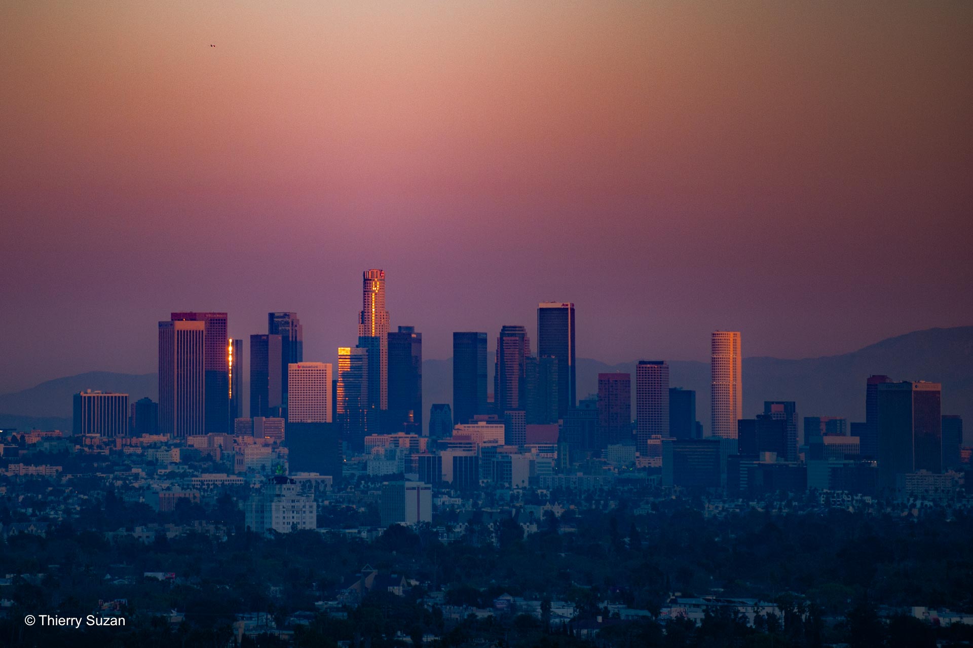 Un monde en mouvement | Downtown | Los AngelesDowntown Los Angeles pulse au rythme de l'innovation, de la culture et de l'urbanisme. Entre gratte-ciel imposants et quartiers éclectiques, cet épicentre incarne l'énergie inépuisable d'une ville en perpétuelle métamorphose.© Thierry Suzan - Tous droits réservés 